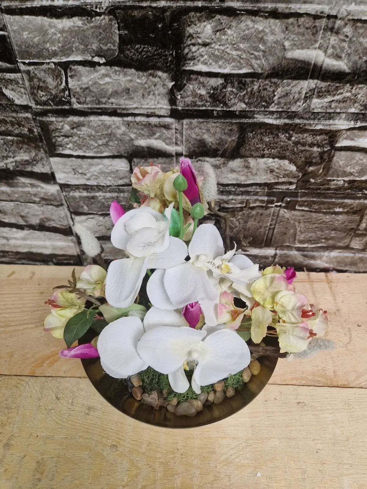 Handgefertigtes Blumengesteck mit weißen Orchideen und Frühlingsblüten